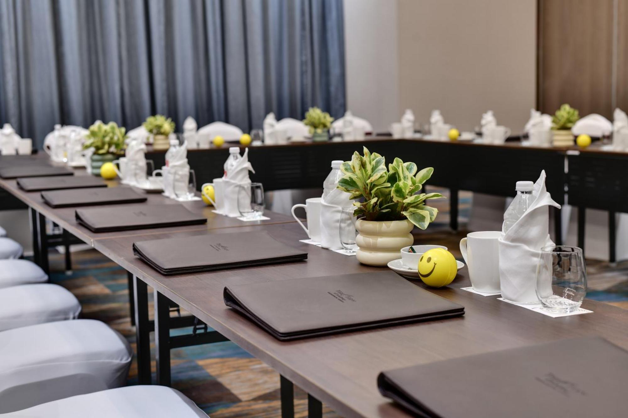 The Fern Residency, Gandhinagar Hotel Екстериор снимка