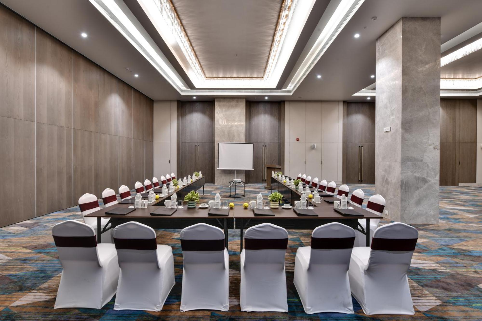 The Fern Residency, Gandhinagar Hotel Екстериор снимка